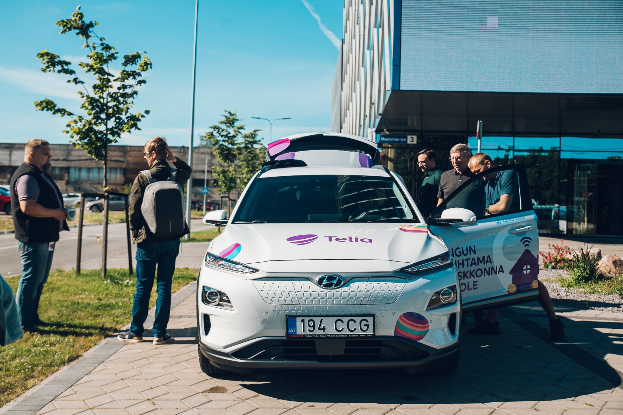 Telia Eesti corporate car with employees looking into the interior salon.